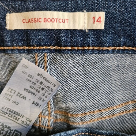 Levi's Jeans Women's 14 (34x30) Classic Bootcut Mid Rise Medium Wash EUC - Picture 2 of 9